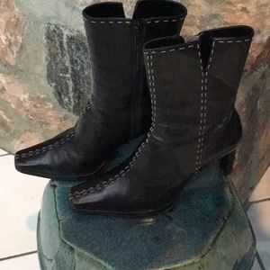 Sooo stylish, mid leg boots , my favorite for mini skirt